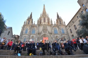 Sardanes a la Catedral: tradició i festa. La cobla davant de la façana principal del temple