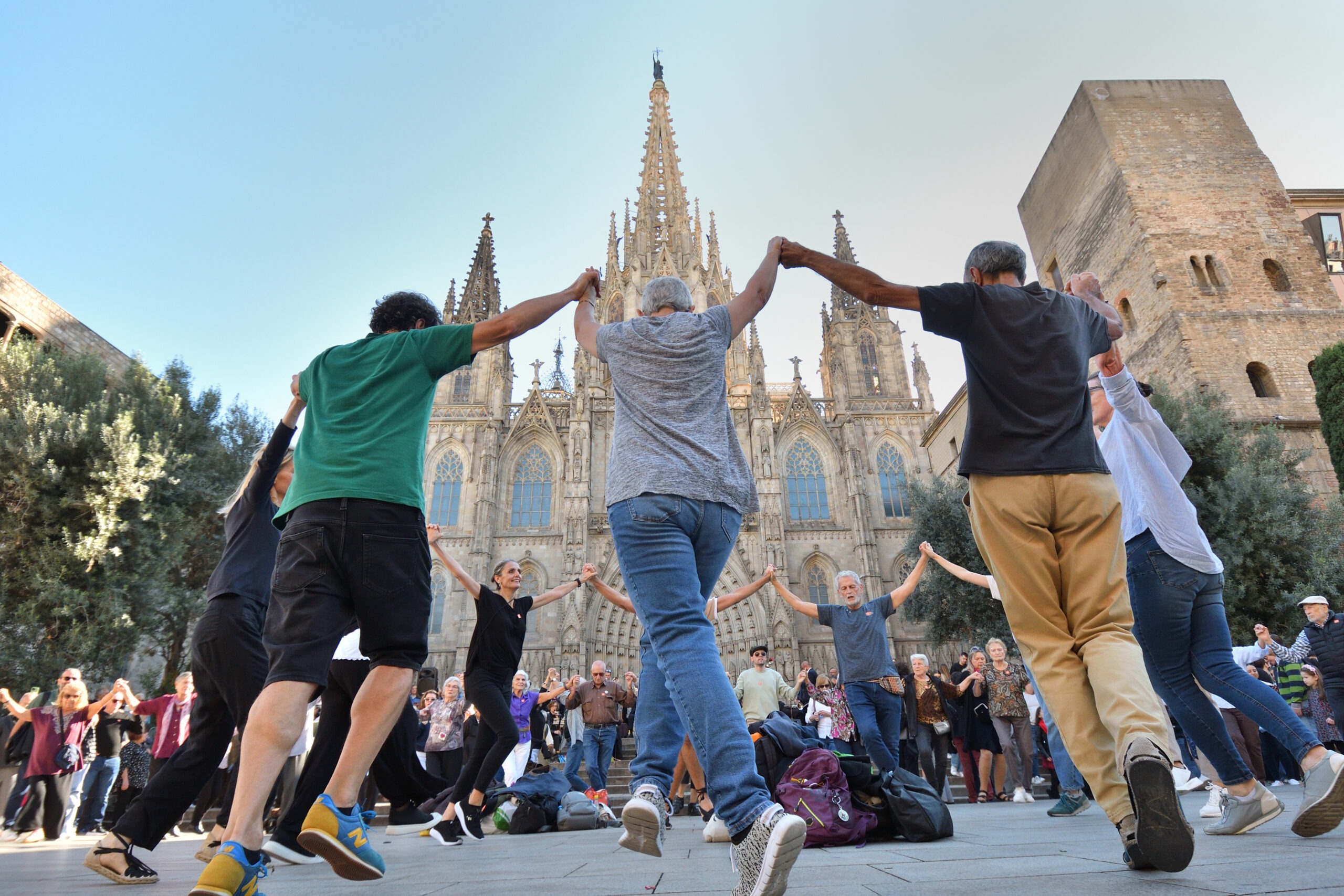 Ballada de sardanes al Pla de la Catedral Sardanes a la Catedral: tradició i