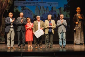 El president i el vicepresident de l'Agrupació rebent el Premi Antoni Carné a l'Entitat de mans de Josep Rull, president del Parlament.